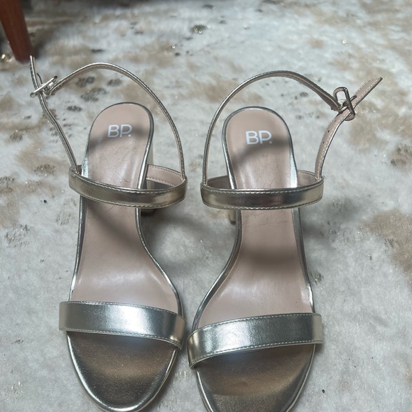 Gold heels - Picture 4 of 6